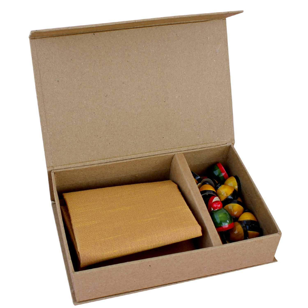 Pulimeka aus Rohseide in einer 500 Jahre alten handbemalten Cheriyal-Box, selten und exklusiv – Braun