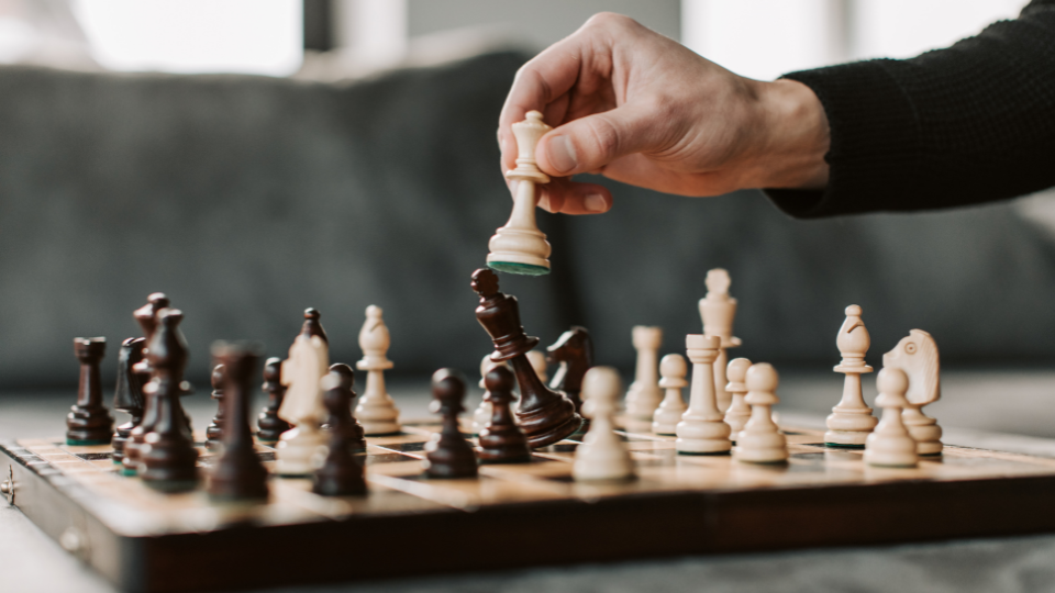 The Chess Middgame: A Crucible of Skill - Chess'n'Boards