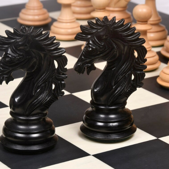 The Ruffian American Series Staunton dreifach gewichtete Schachfiguren aus ebonisiertem Buchsbaum / Buchsbaum – 4,8 Zoll King