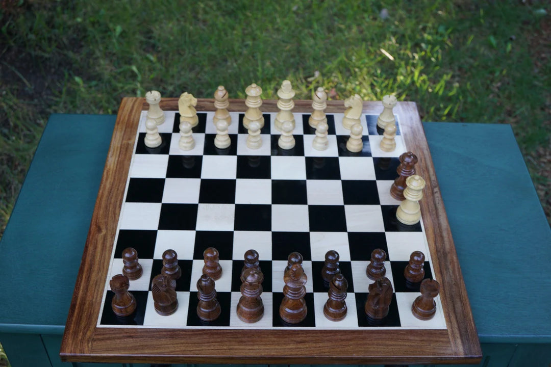 Magnetisches flaches Schachbrett mit deutschen Ritterschachfiguren aus Sheesham und einem Kunstlederetui
