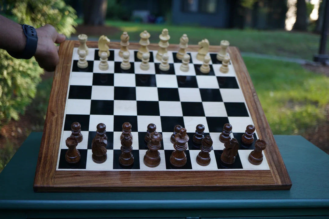 Échiquier plat magnétique avec pièces d'échecs de chevalier allemand Sheesham et un étui en similicuir