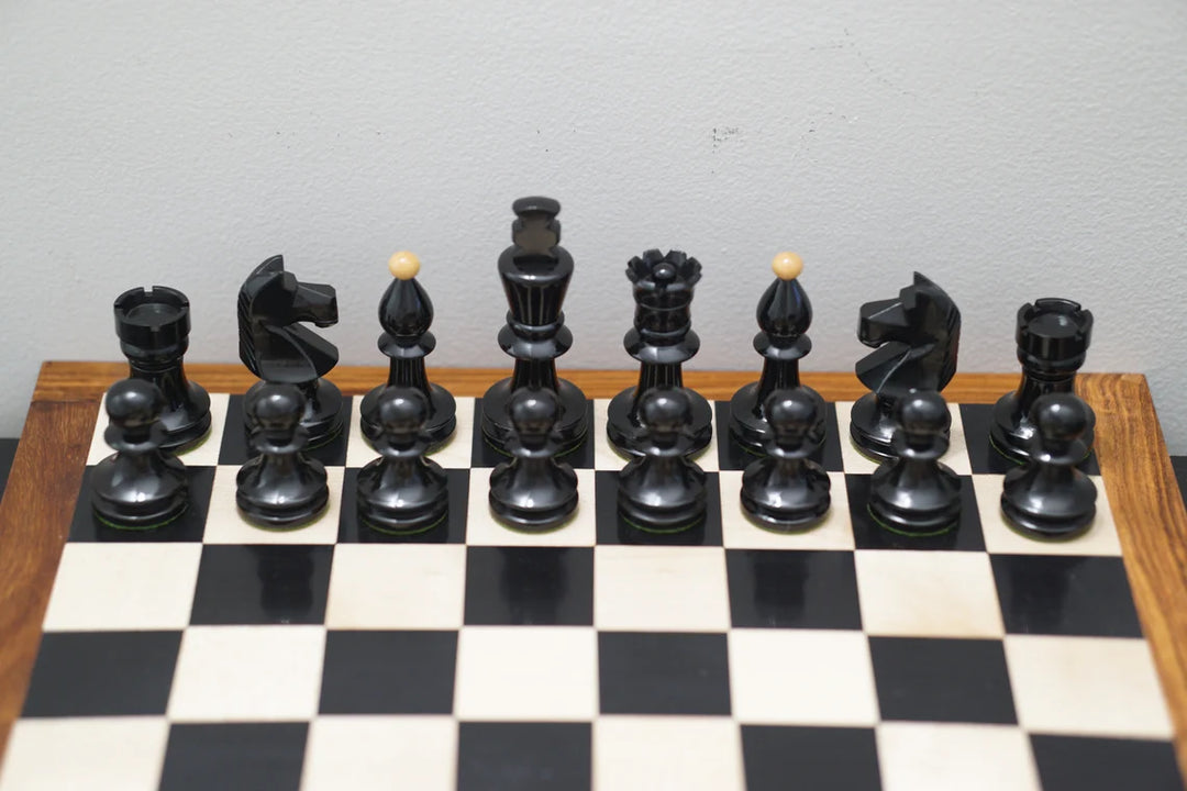 Kombi-Schachspiel | Nachgebildete rumänisch-ungarische, lackierte, ebonisierte Buchsbaum-Schachfiguren mit Ebenholz-Schachbrett