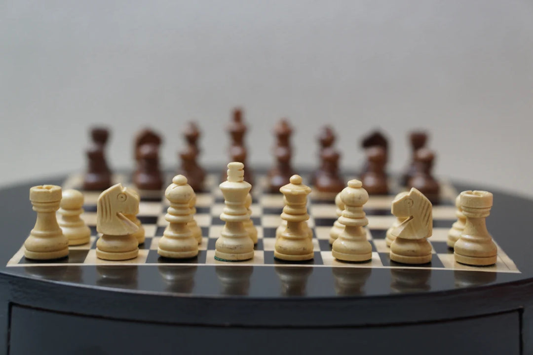 Magnetisches Schachbrett und Box aus Ebenholz mit runder Schublade, Durchmesser 9 Zoll, mit deutschen Ritter- und Staunton-Schachfiguren