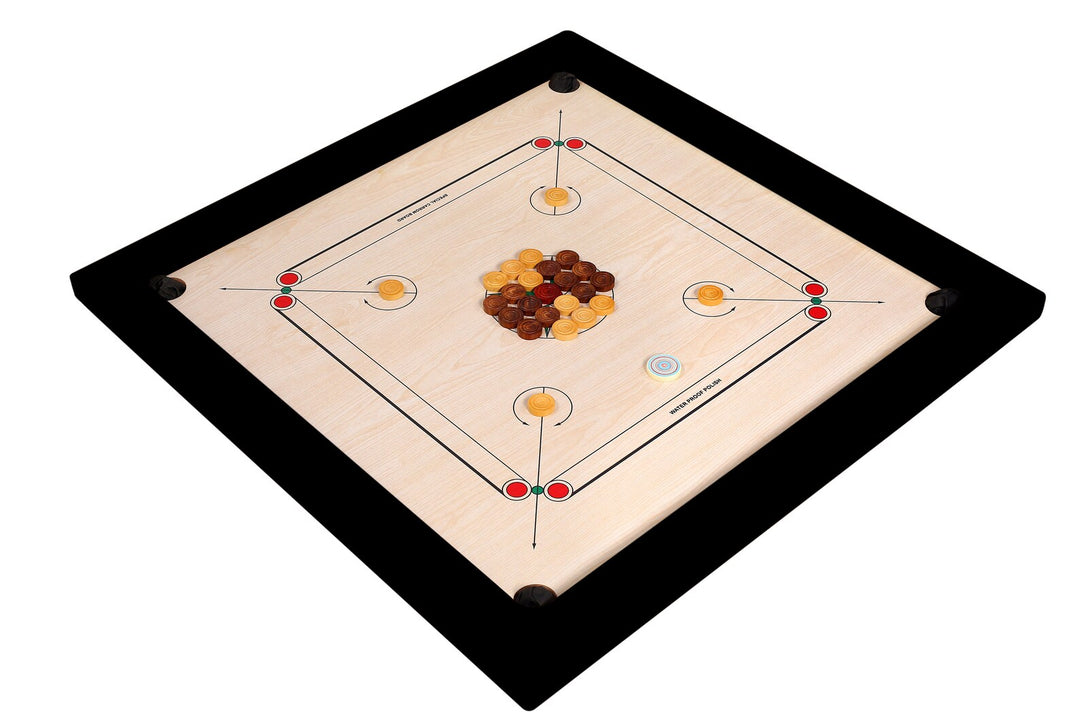 Tableau Carrom pleine grandeur de tournoi avec pièces de monnaie, attaquant et poudre borique