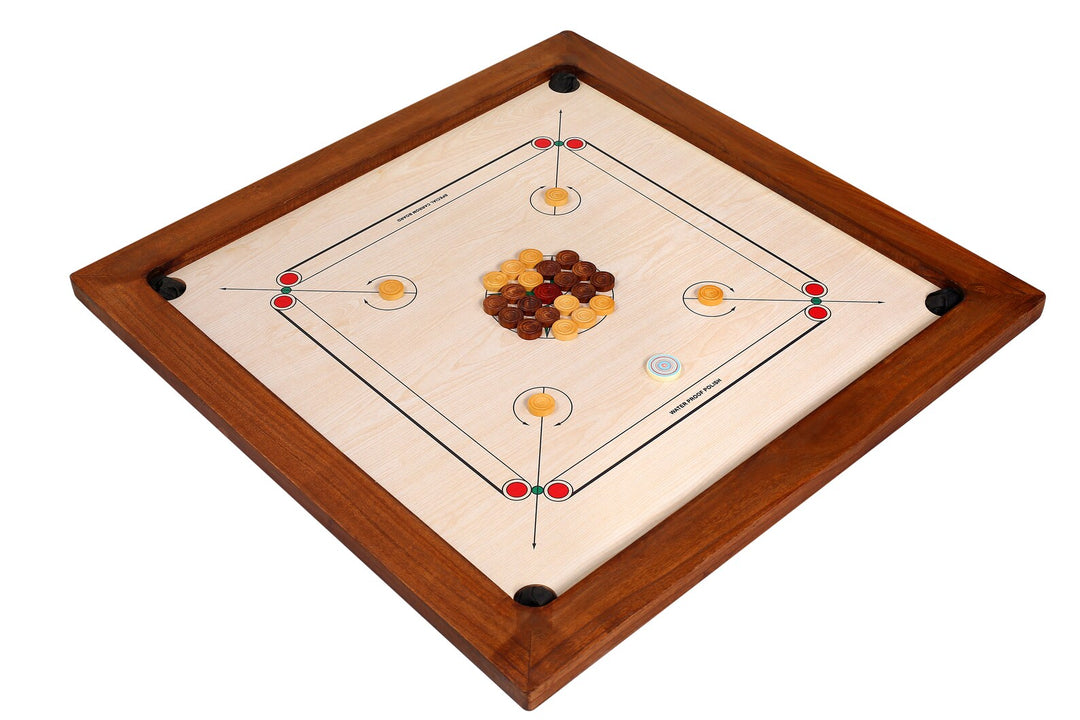 Tableau Carrom pleine grandeur de tournoi avec pièces de monnaie, attaquant et poudre borique