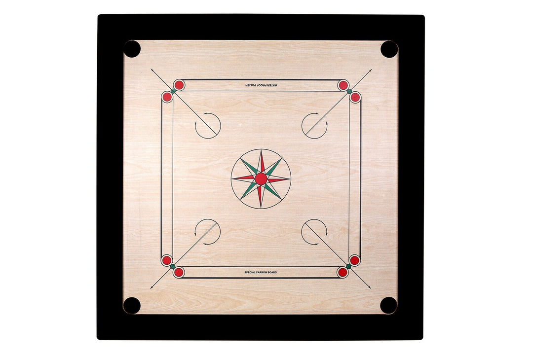 Tableau Carrom pleine grandeur de tournoi avec pièces de monnaie, attaquant et poudre borique